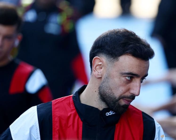Manchester United captain Fernandes returns to starting lineup at Chelsea