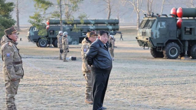 金正恩指导炮兵部队进行火箭炮射击训练