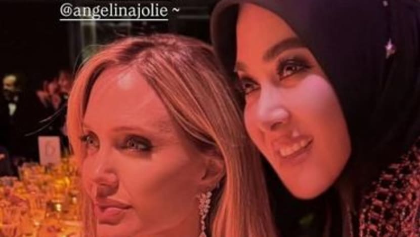 Viral Syahrini foto bareng Angelina Jolie di Cannes, netizen pertanyakan ikut antre?
