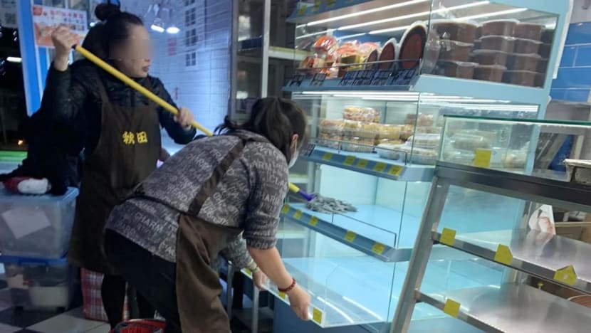 Kedai roti Hong Kong ini dikritik bersihkan rak roti guna mop