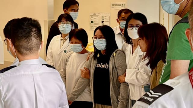 香港机场事故！两死者家属医院悲痛认尸 货机黑盒仍在搜索中