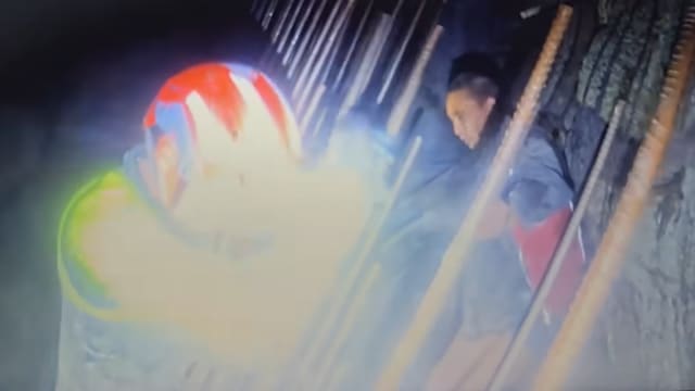 韩国救援队公布营救尼泊尔洪灾中国幸存者画面