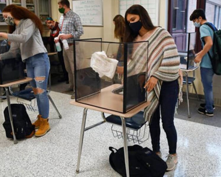 US changes school guidance, allowing desks to be closer