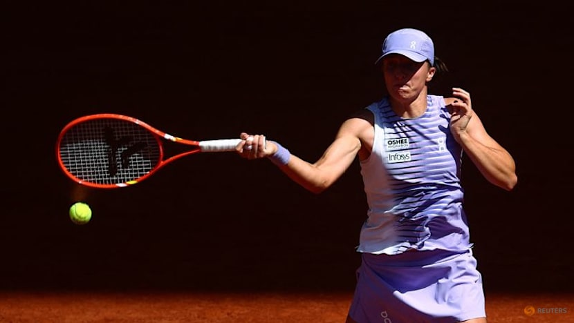 Swiatek cruises, Wawrinka concludes French Open chapter with loss