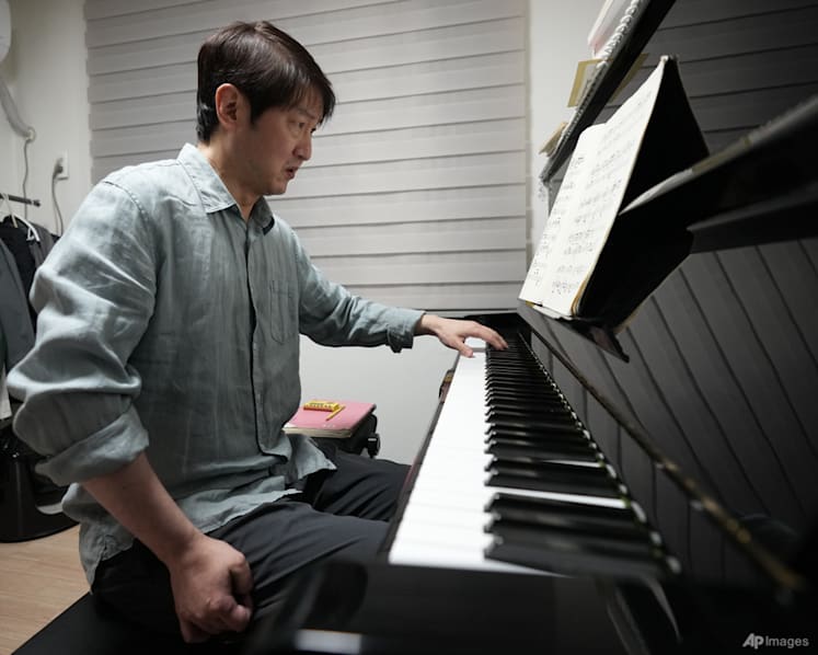 Pianist paralysed by stroke makes comeback with one hand, set for first orchestra performance