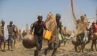 மீன் பிடிக்கும் விழா....எங்கே?