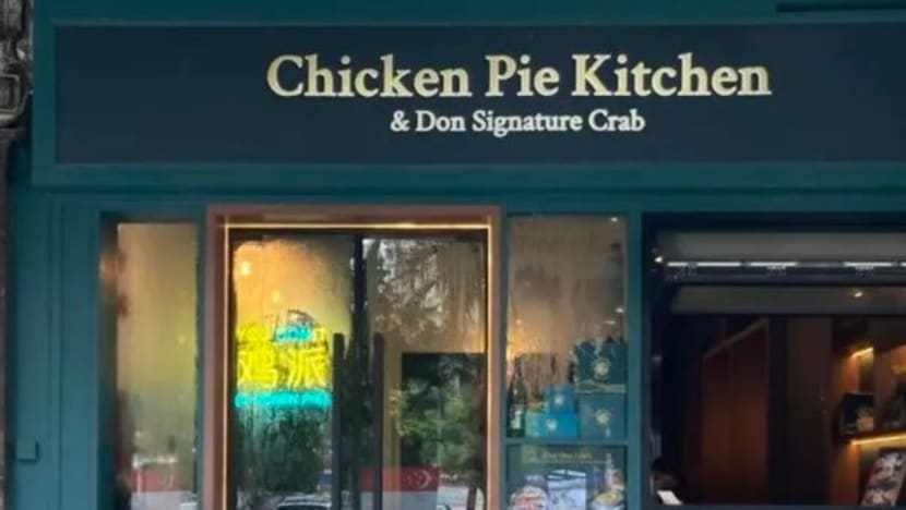 Pemeriksaan di kedai pai ayam 'dikendali dengan wajar', kata MOM selepas dituduh bertindak agresif Pemeriksaan di kedai pai ayam 'dikendali dengan wajar', kata MOM selepas dituduh bertindak agresif
