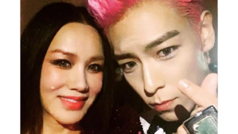 Uhm Jung Hwa and Big Bang′s T.O.P Show Close Friendship Through Selfie Uhm Jung Hwa and Big Bang′s T.O.P Show Close Friendship Through Selfie