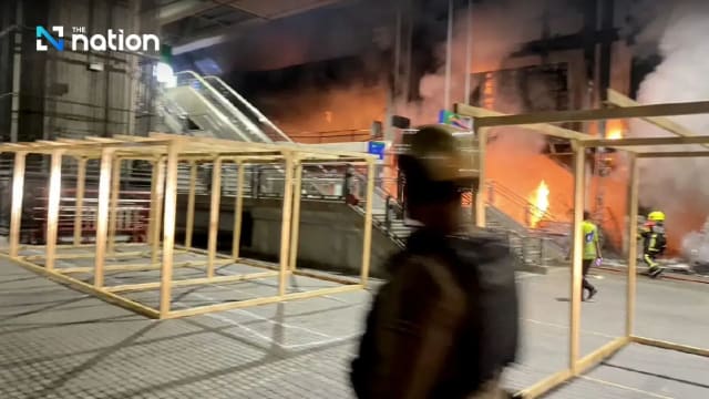 曼谷机场快线站周围商店大火  30家被烧毁