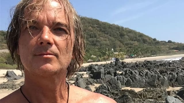 选择留下来阻止火势蔓延，Sebastian Harrison目睹自己家被烧毁，还险些跳海求生！