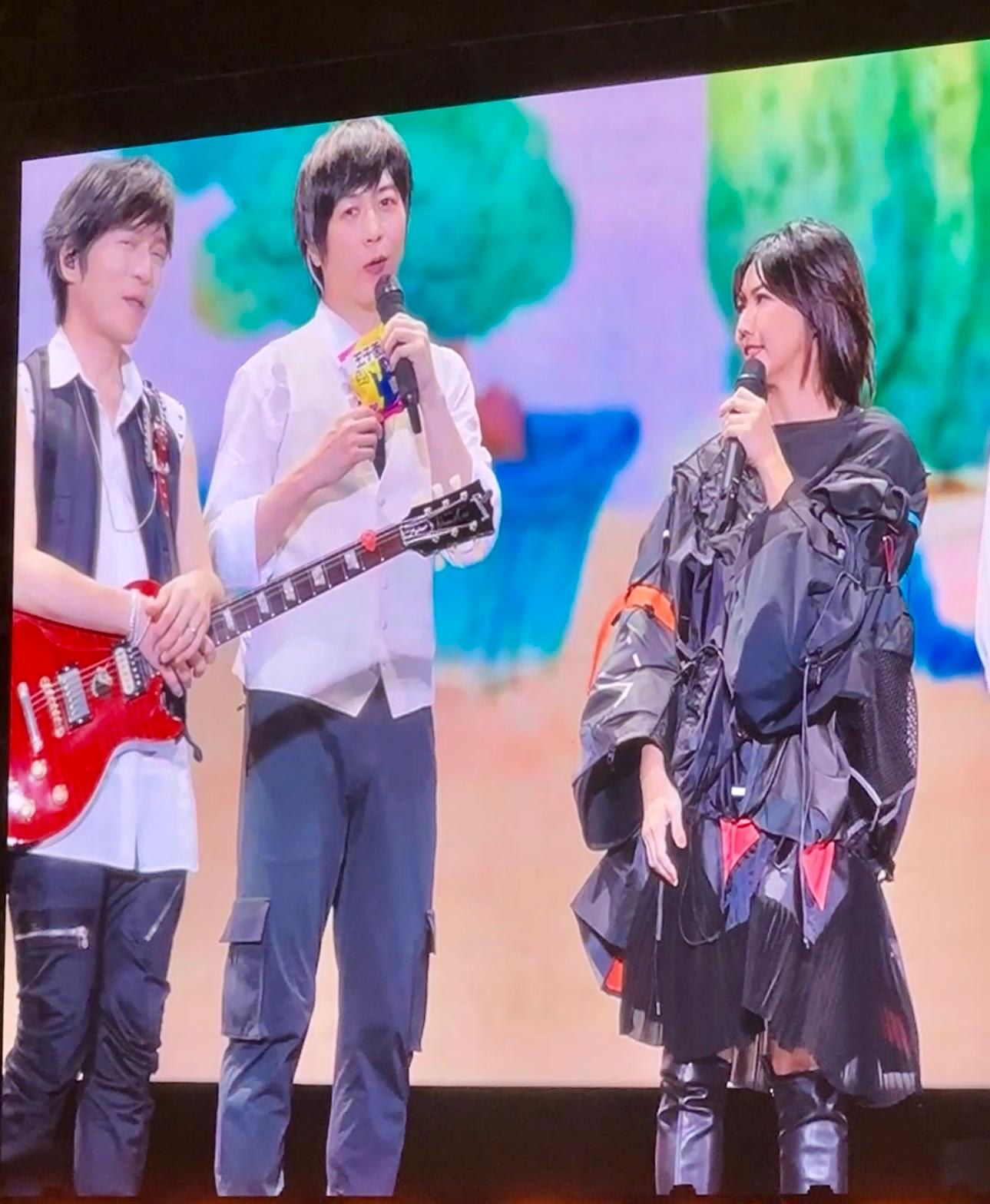 孙燕姿送五月天“新加坡王子面” 粉丝疯狂抢购致缺货！ - vibes by 8world
