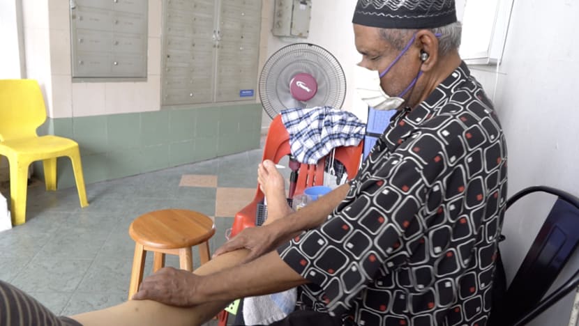 ‘Dr Ismail’, tukang urut tradisional di Bedok North kongsi pengalaman ‘ubatkan’ penduduk di tepi tangga ‘Dr Ismail’, tukang urut tradisional di Bedok North kongsi pengalaman ‘ubatkan’ penduduk di tepi tangga