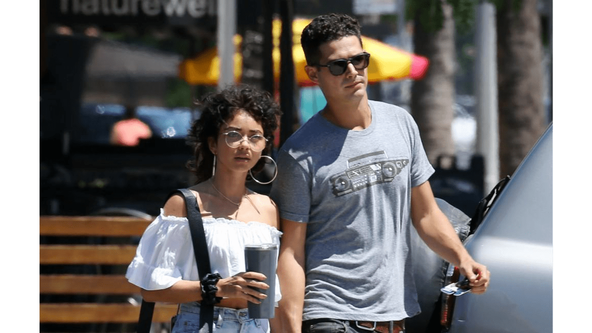 Sarah Hyland 'leans on' Wells Adams for support 8days