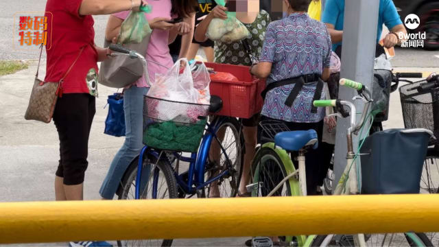 八旬阿嬷当街卖生鸡肉 一小时半卖完20多袋