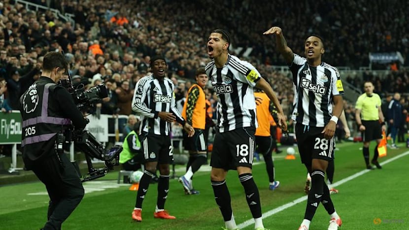 Newcastle, down to 10 men, end Carrick's unbeaten run with Man Utd