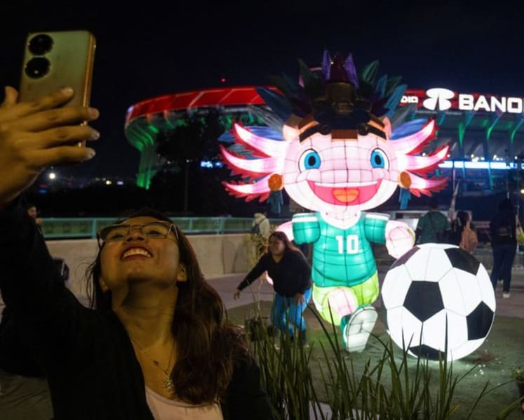 Fans flock to Azteca reopening, brushing off tensions ahead of World Cup