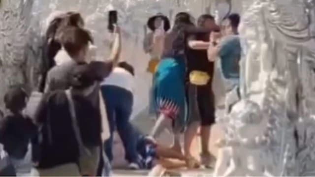 游客清莱白庙拍照引冲突 两组四人当众打斗