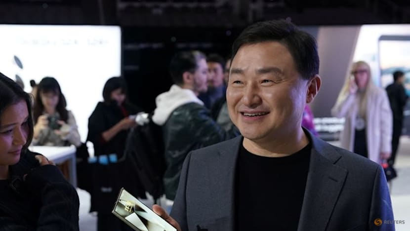 Samsung Elec names mobile chief co-CEO in return to traditional structure