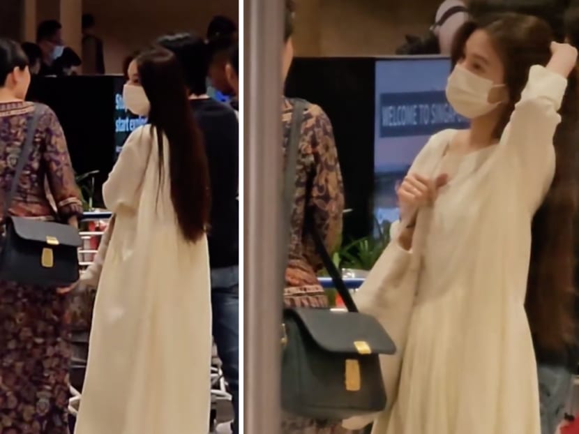 SQ stewardess approaches Hebe Tien for a chat at Changi Airport