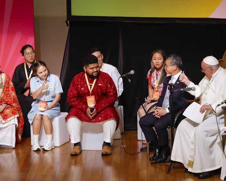Youths must have 'courage' to hold interreligious dialogues, take conversation to wider community: Pope Francis