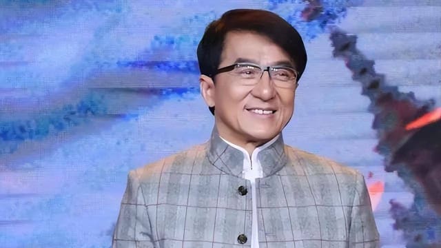 成龙承认与年轻人脱节　觉得玩手机浪费时间