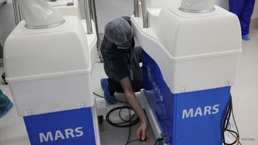 AI-guided cameras make solo surgery possible in step towards surgical automation