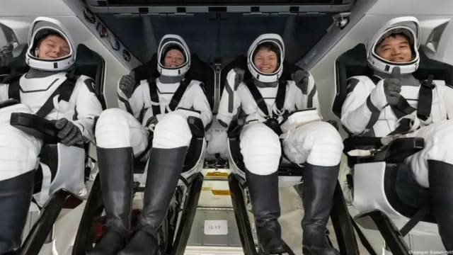 美国龙飞船载四名国际空间站宇航员安全返回地球