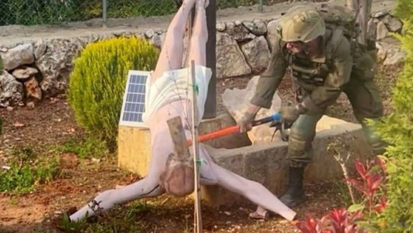 Italian peacekeepers replace Jesus statue wrecked by Israeli soldiers