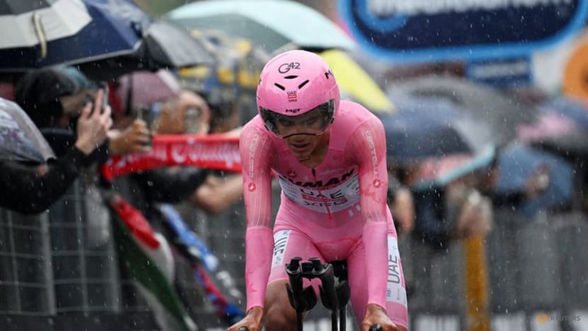 Carapaz solos to Giro stage 11 win, Del Toro stays in pink