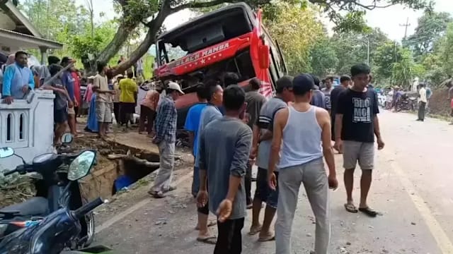 印尼旅巴刹车失灵撞护栏及摩托 酿8死44伤