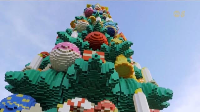 英国乐高乐园迎圣诞 逾36万个积木建造33尺高圣诞树