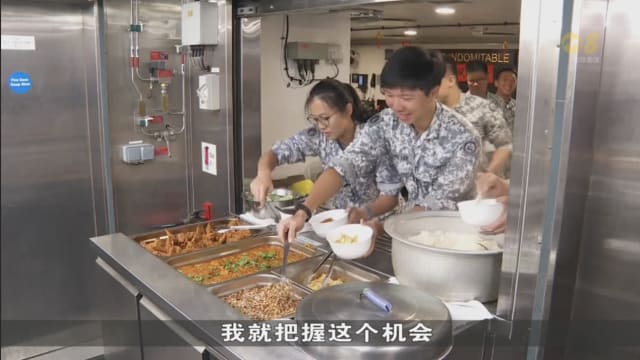 海军全天候守护我国海域 军舰厨房准备营养食物提振士气