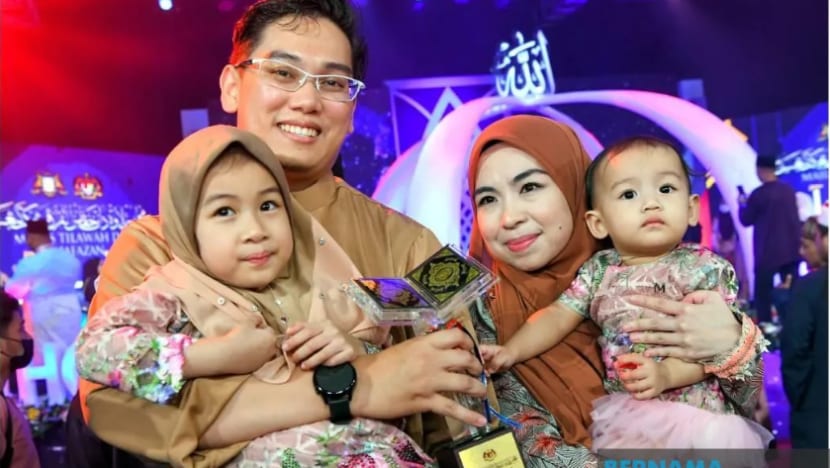 Johan qariah M'sia hanya berlatih dalam kereta jelang pertandingan tilawah Al-Quran Johan qariah M'sia hanya berlatih dalam kereta jelang pertandingan tilawah Al-Quran