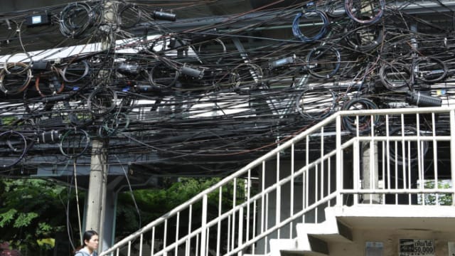 遭街边垂吊电线勒住脖子 泰国摩托骑士失控撞树
