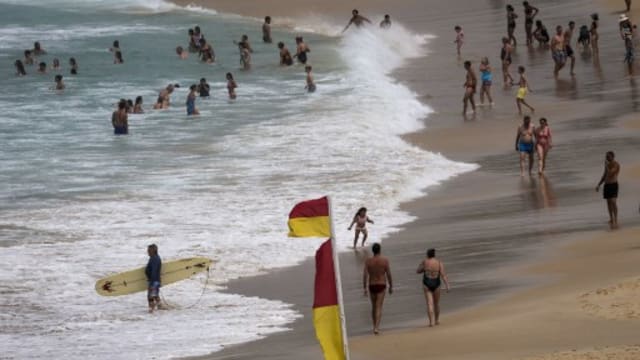 澳洲邦迪海滩发生枪击案 两人被捕