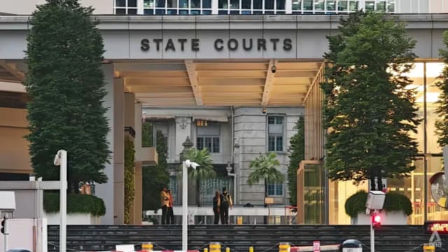 中国籍男子被拒入境后藏身货车偷渡入境 被判坐牢和鞭刑