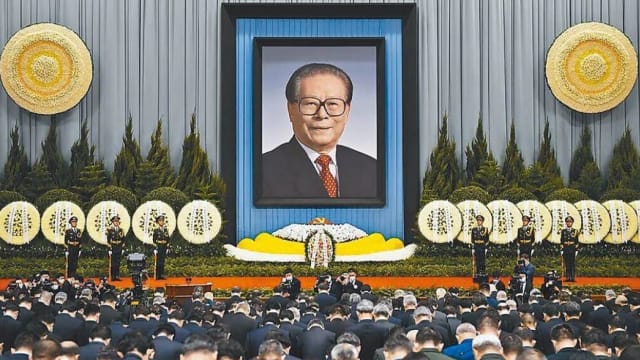 中国前主席江泽民骨灰 军舰载护撒向江海