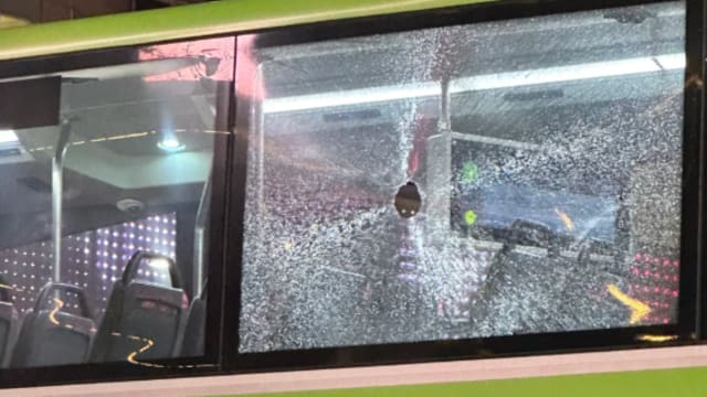 双层巴士上层车窗破裂 SMRT：遭人掷瓶