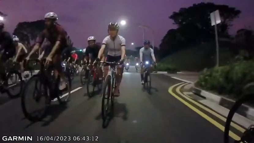 Lelaki dikejarkan ke hospital selepas bertembung pengayuh basikal di Upper Thomson Road Lelaki dikejarkan ke hospital selepas bertembung pengayuh basikal di Upper Thomson Road