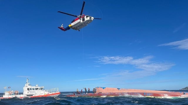 韩国一载有八人的渔船在海域倾覆 致三人死亡
