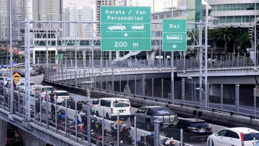 Rakyat S'pura 'lihat dan tunggu dulu' sebelum putuskan isi minyak kereta di Johor