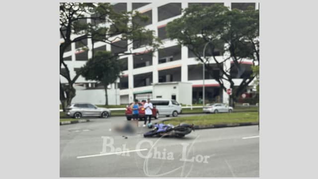 海军部路轿车摩托车相撞 一名摩托车骑士受伤送院