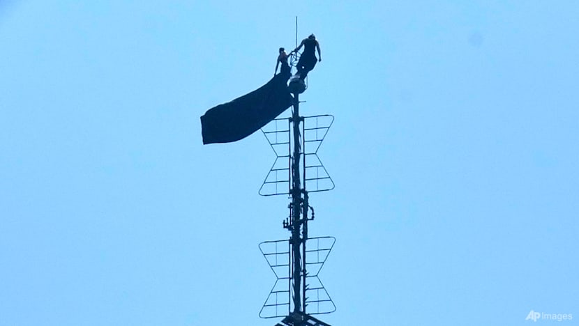 Climber couple arrested after scaling Empire State Building antenna for apparent marriage proposal Climber couple arrested after scaling Empire State Building antenna for apparent marriage proposal