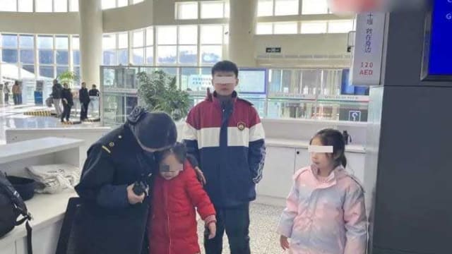 下车抽烟三孩子被高铁载走 江西父亲自责扇自己耳光