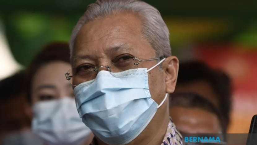 Annuar Musa beri 'peringatan mesra' kepada penggiat seni belum disuntik vaksin COVID-19 Annuar Musa beri 'peringatan mesra' kepada penggiat seni belum disuntik vaksin COVID-19