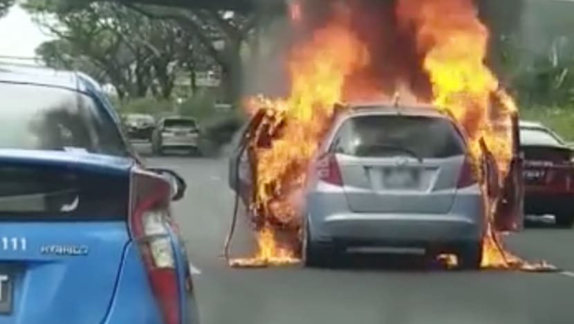Kereta dijilat api susuli nahas PIE; pemandu dibawa ke hospital Kereta dijilat api susuli nahas PIE; pemandu dibawa ke hospital