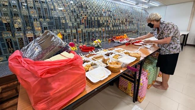 一些公众趁公假提早扫墓 骨灰安置所停车位热门日期预约已满