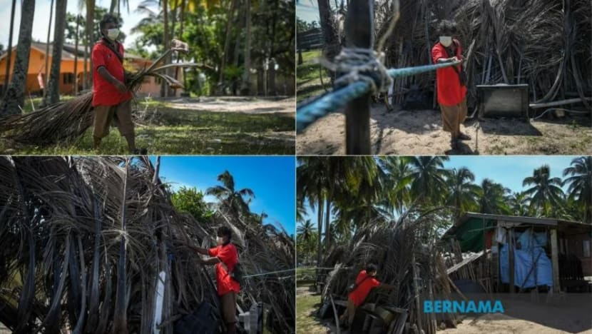 Pelepah kelapa masih dianggap benteng berkesan lindungi rumah daripada tiupan angin kencang Pelepah kelapa masih dianggap benteng berkesan lindungi rumah daripada tiupan angin kencang