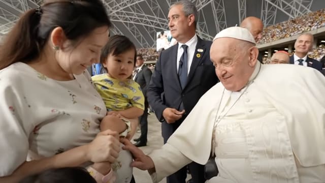 教宗亲自为教徒们祈福 孕妇腹中胎幸得祝福