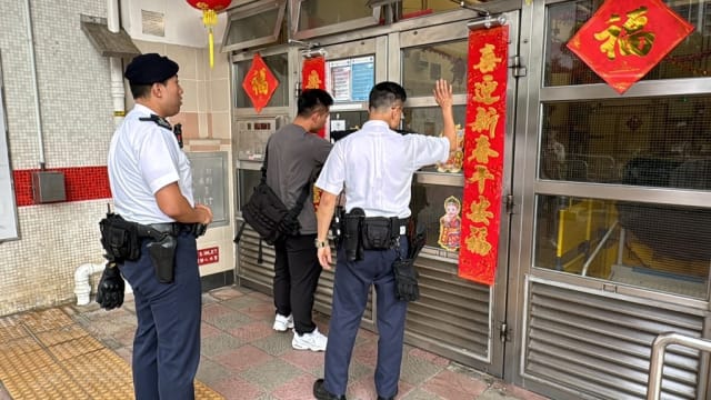 疑不满父亲好赌 香港16岁少年挥刀刺父